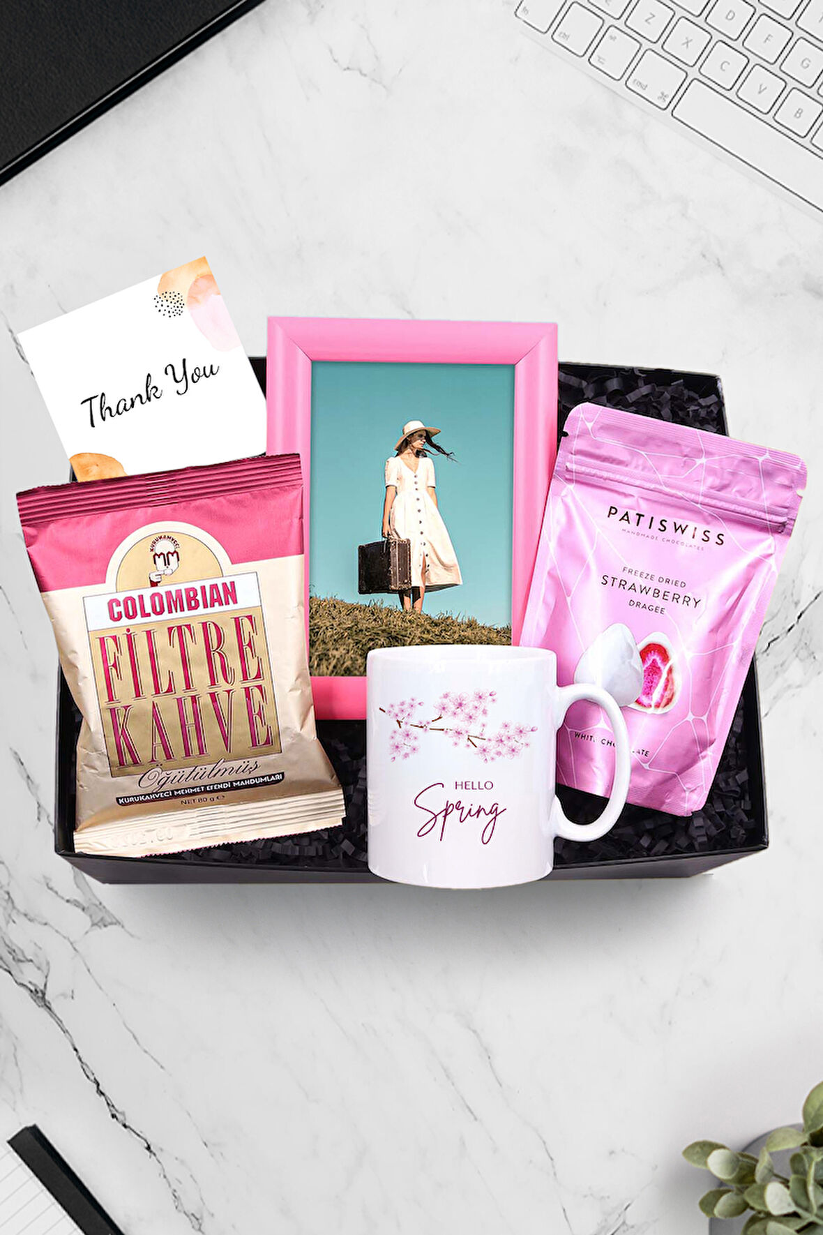 Pembe Çerçeve & Kupa & Mehmet Efendi Colombia Filtre Kahve & Patiswiss Draje Hediye Seti