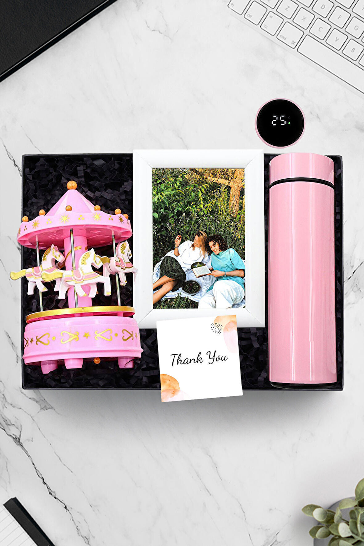 Dereceli Pembe Çelik Termos & Beyaz Ahşap Çerçeve & Pembe Atlı Karınca Müzik Kutusu Hediye Seti