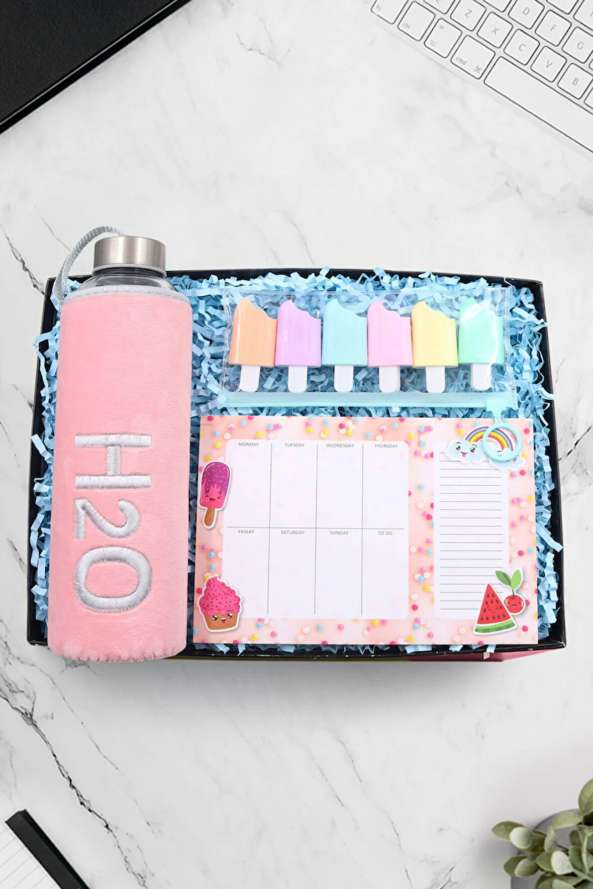Peluş Kılıflı 600ml Pembe Renk Cam Matara & Dondurma Fosforlu Kalem & Haftalık Planner Hediye Seti