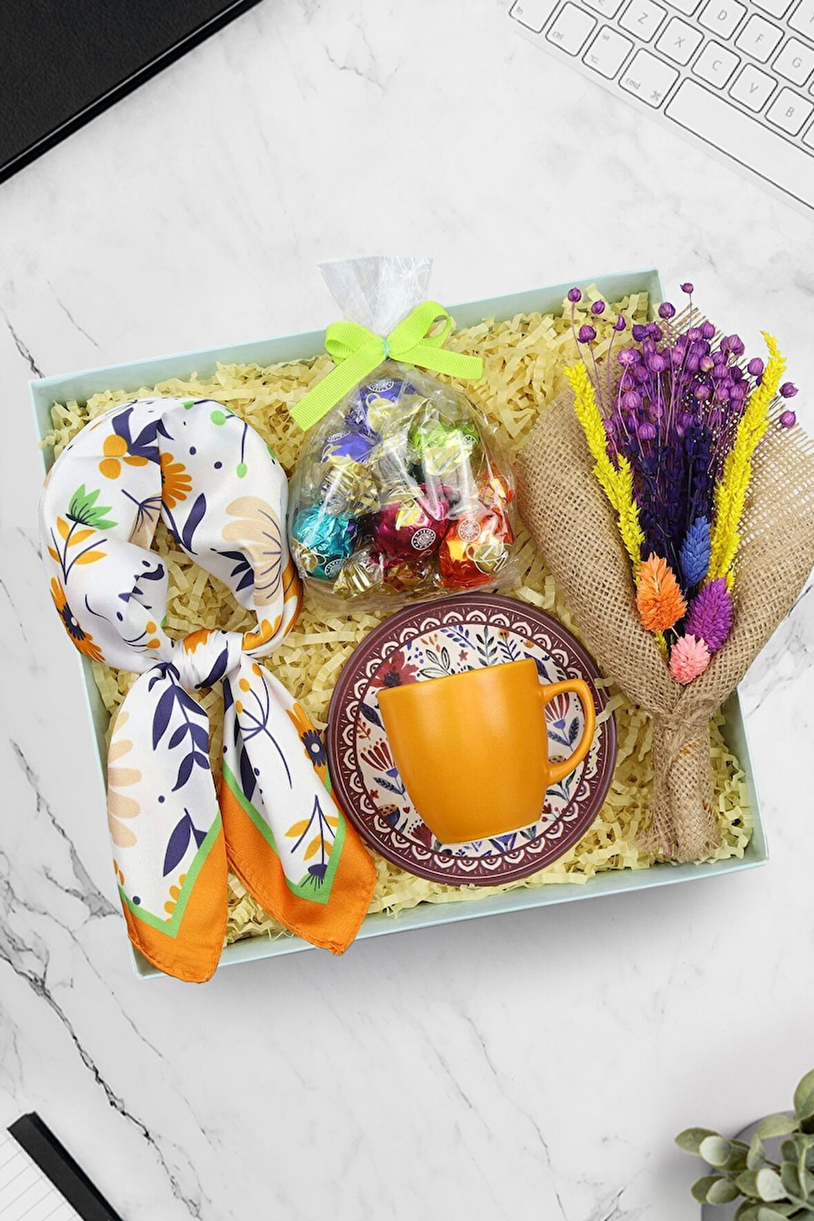 Turuncu Çiçek Fular & Türk Kahvesi Fincanı & Lavi Çikolata & Kurutulmuş Çiçek Buketi Hediye Seti