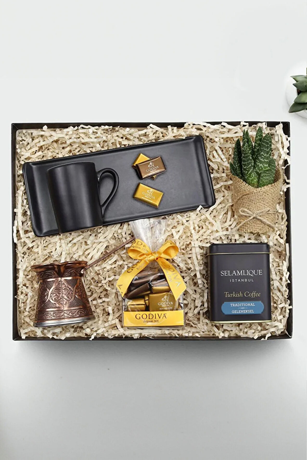 Tabaklı Siyah Türk Kahvesi Fincanı & Türk Kahvesi & Çikolata & Bakır Cezve & Canlı Çiçek Hediye Seti