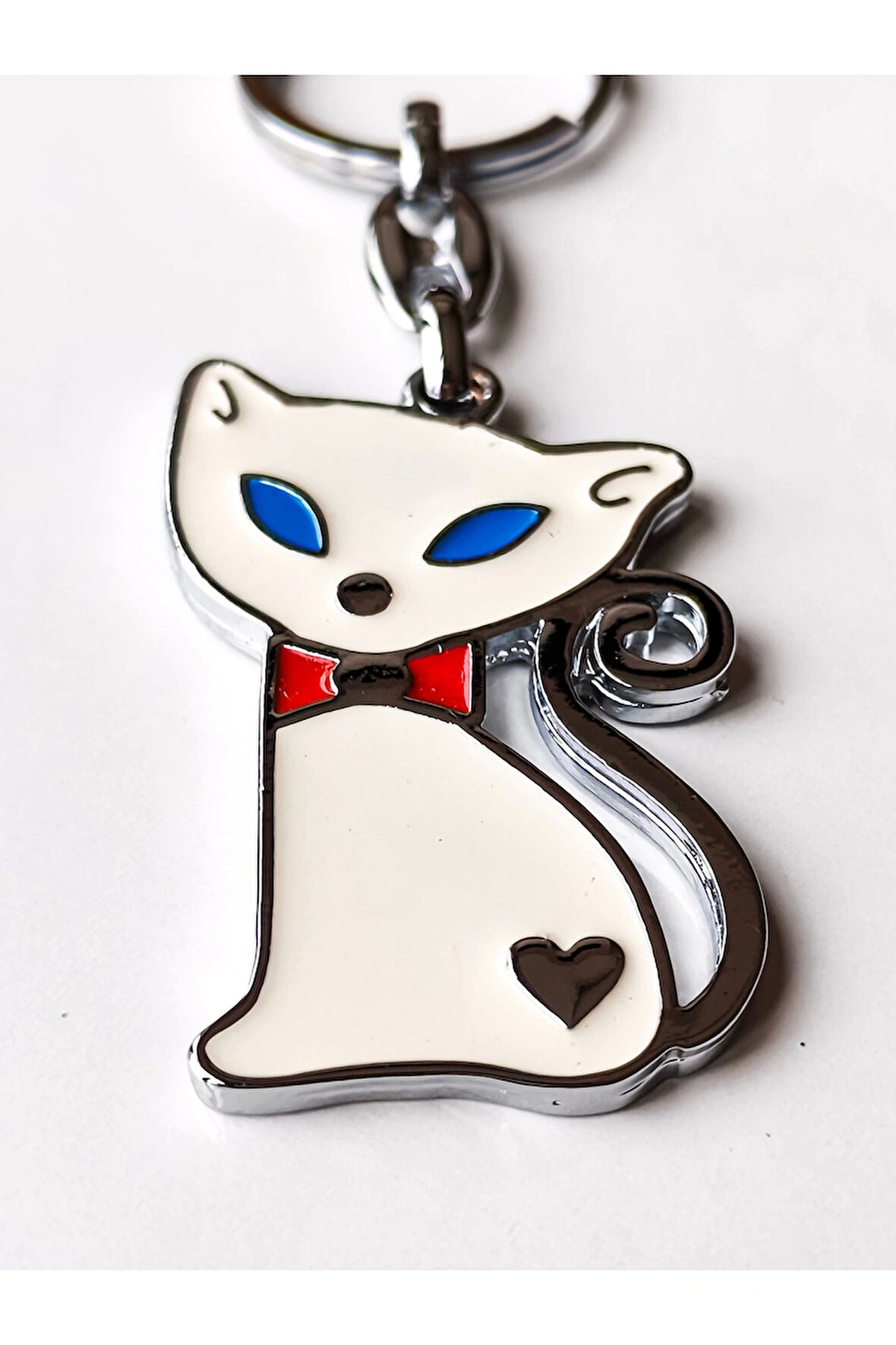Mavi Gözlü Kırmızı Papyonlu Beyaz Kedi Metal Anahtarlık