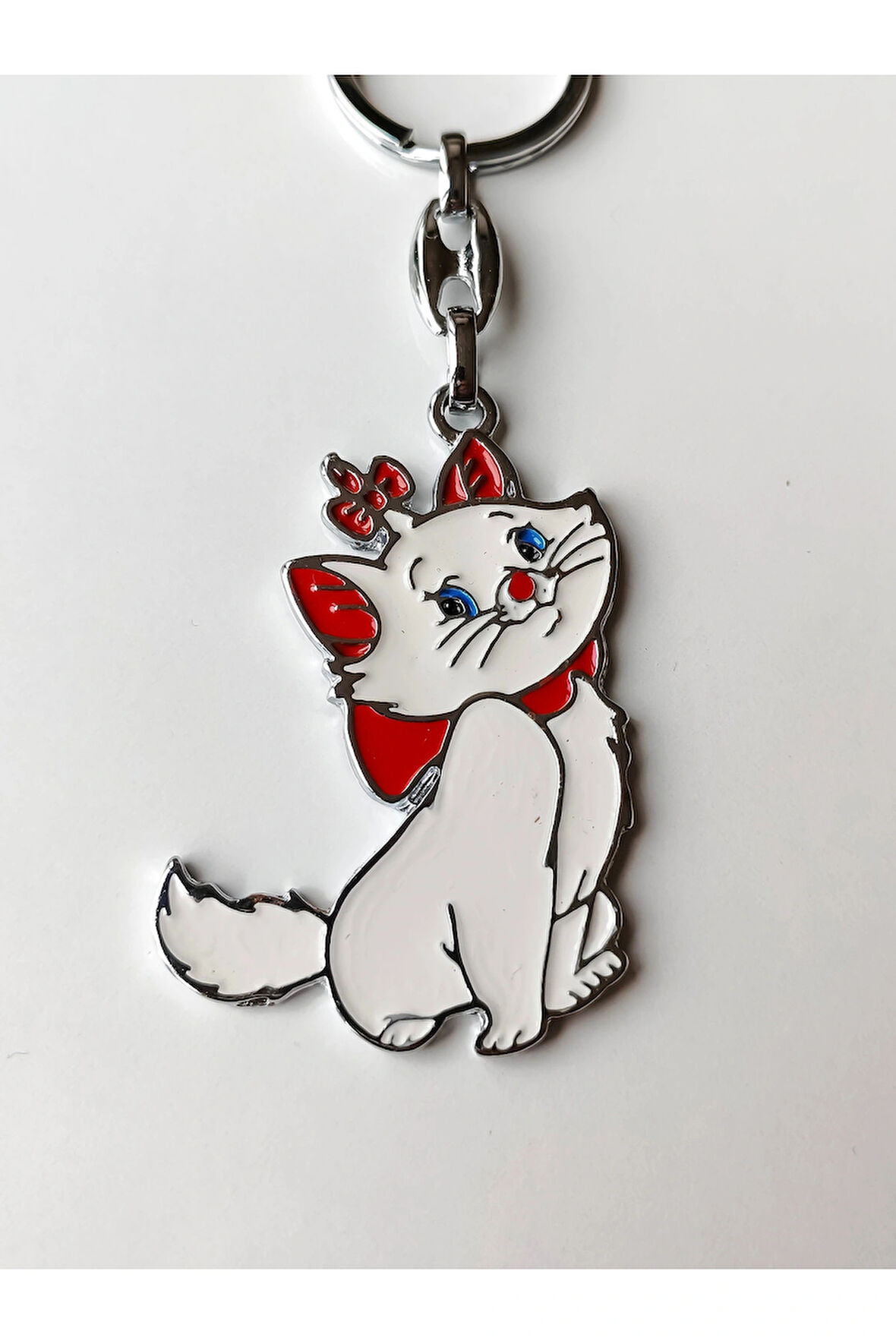 Kırmızı Kurdelalı ve Papyonlu Beyaz Renkli Şirin kedi Anahtarlık