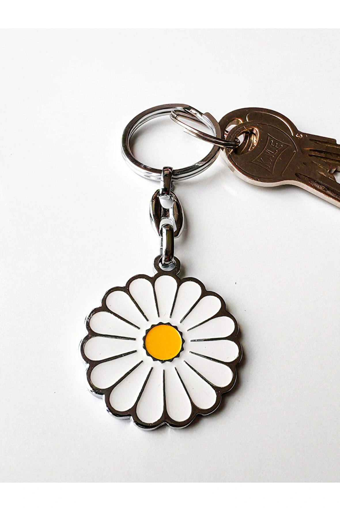Beyaz Papatya Metal Anahtarlık