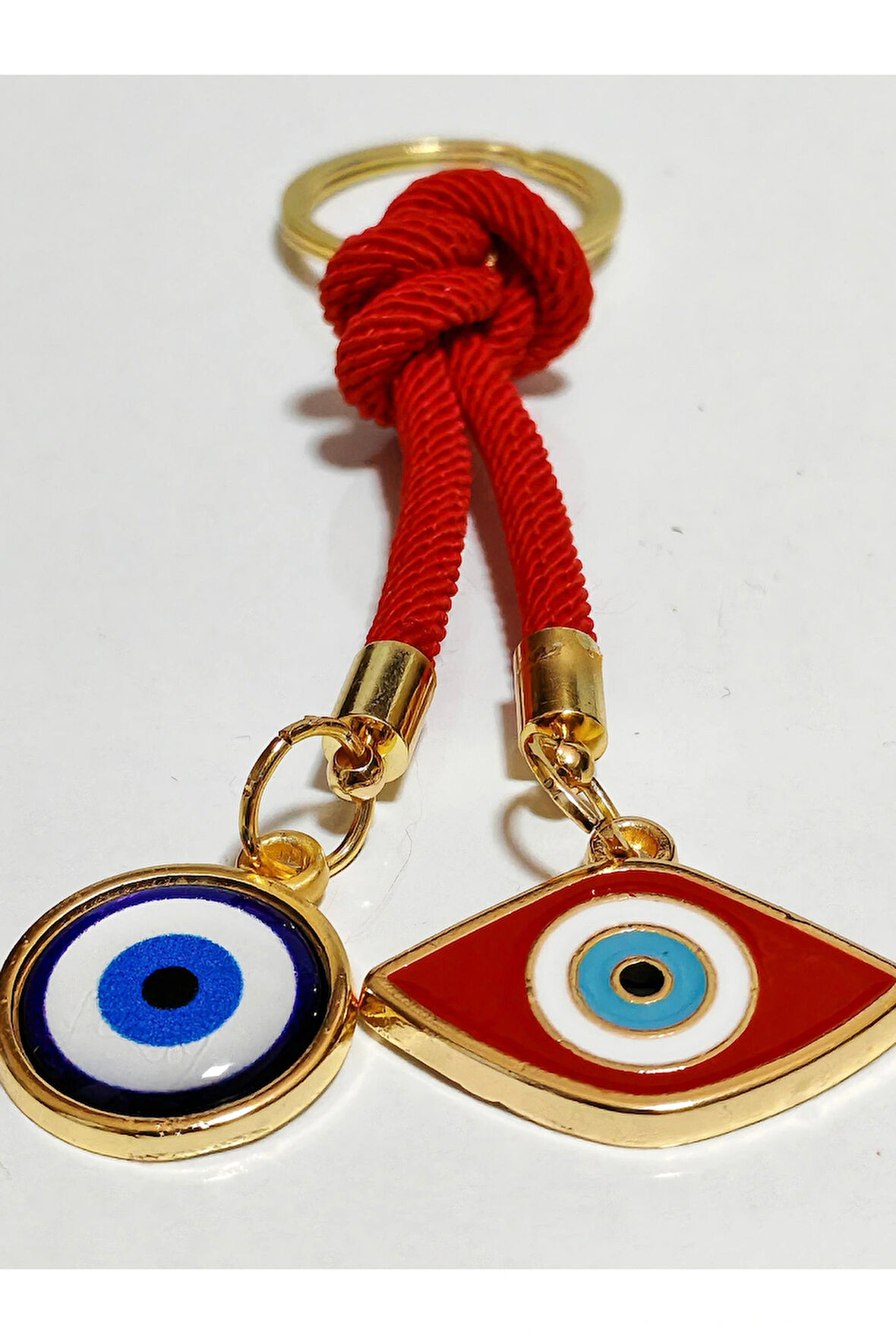 Kırmızı ve Mavi Nazar Boncuklu Sarı Metalli Kırmızı İpli Anahtarlık