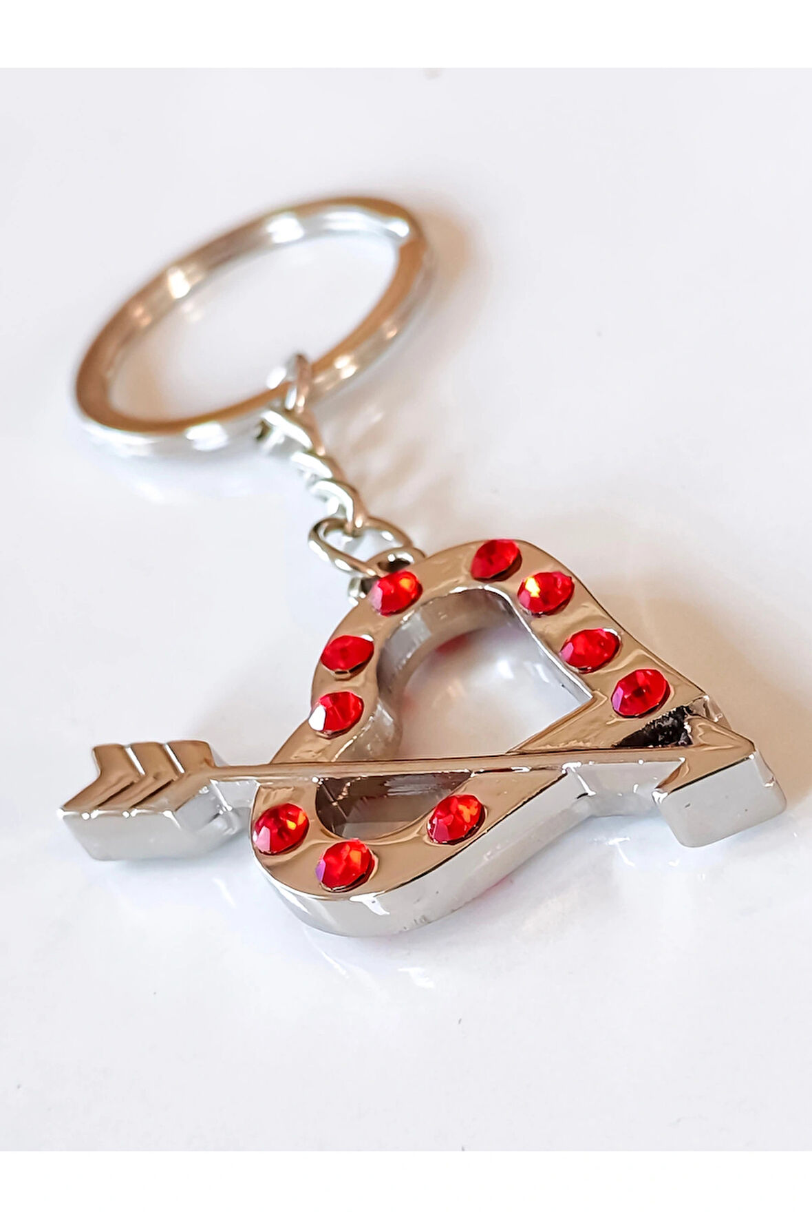 Kırmızı Taşlı Ok ve Kalp Şeklinde Metal Anahtarlık
