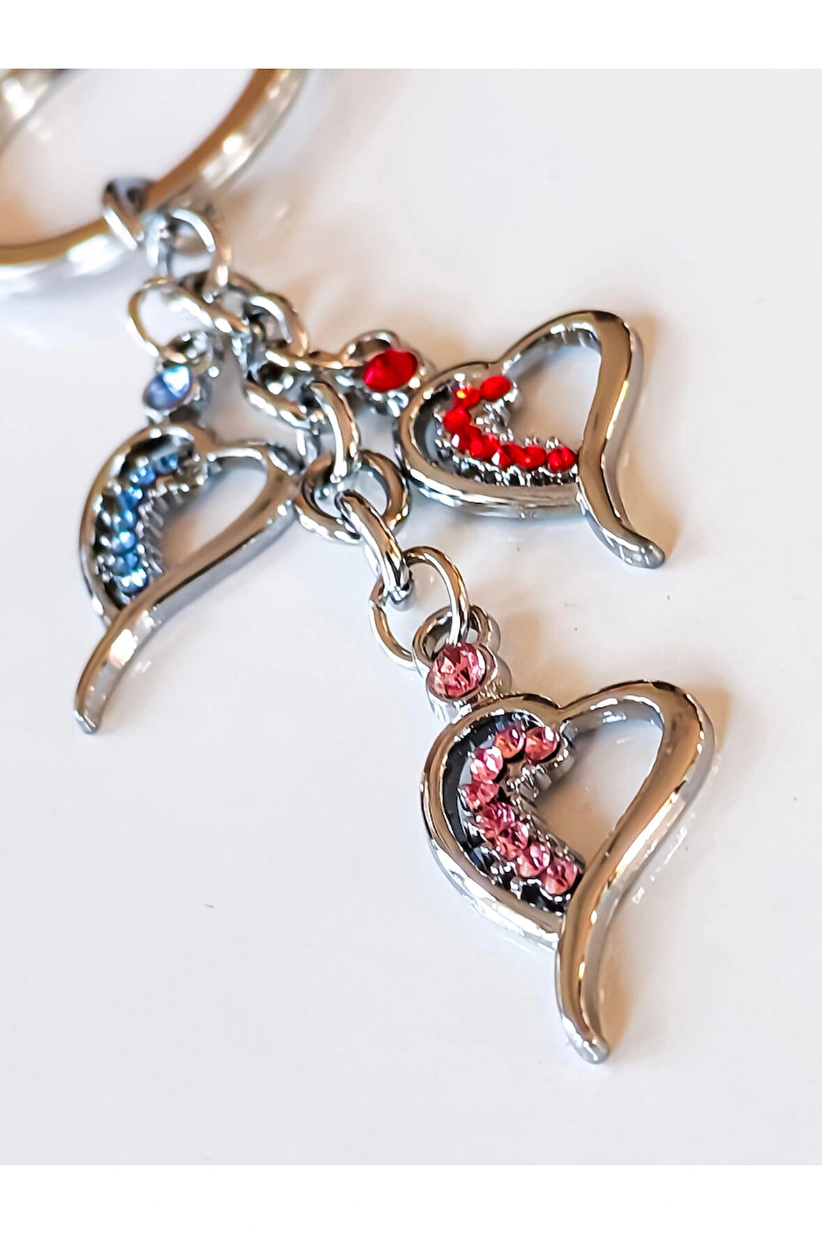 Mavi Pembe ve Kırmızıdan Camlı Kalplerden Metal Anahtarlık