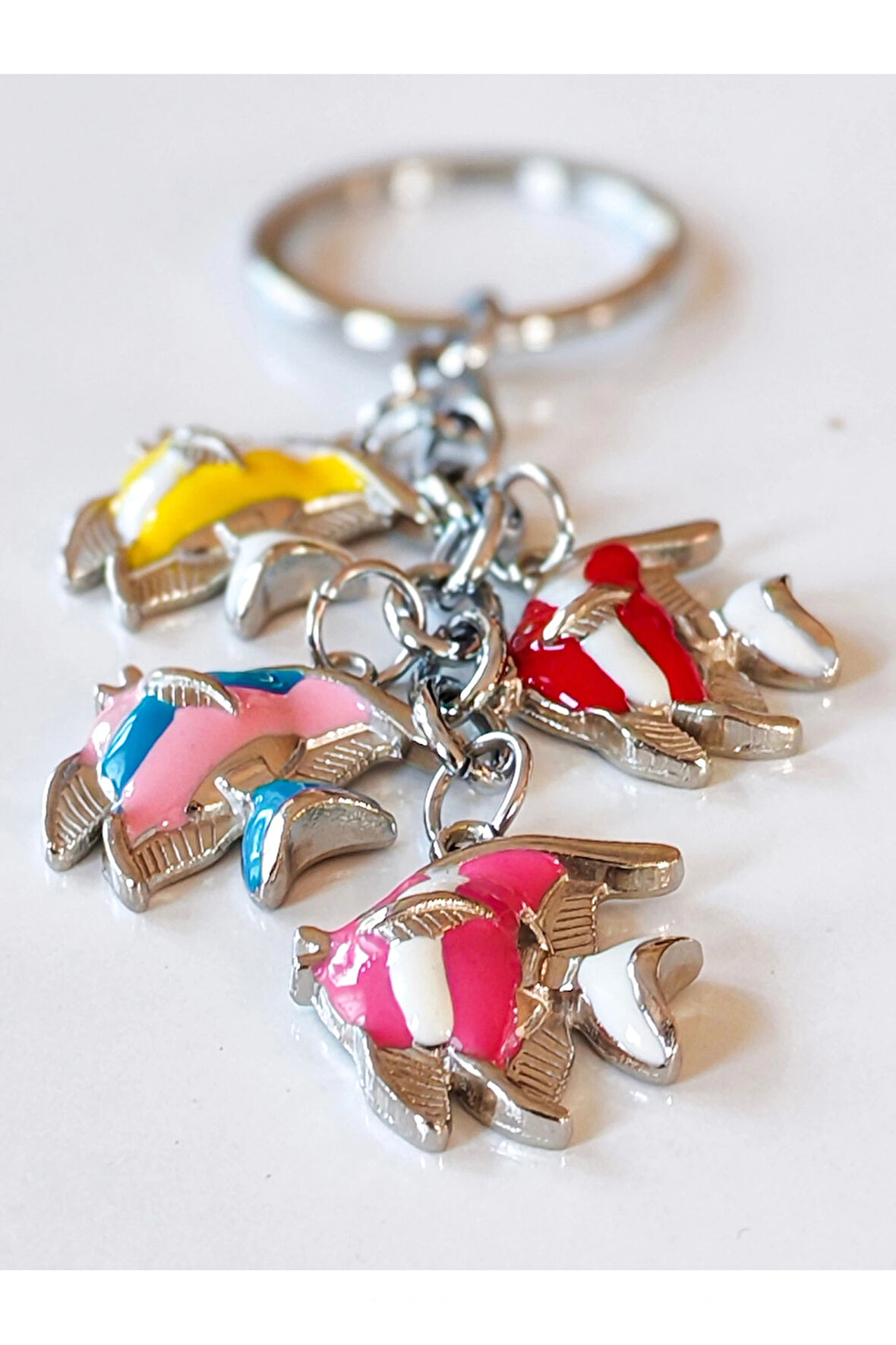 Renkli Balıklardan Oluşan Metal Anahtarlık