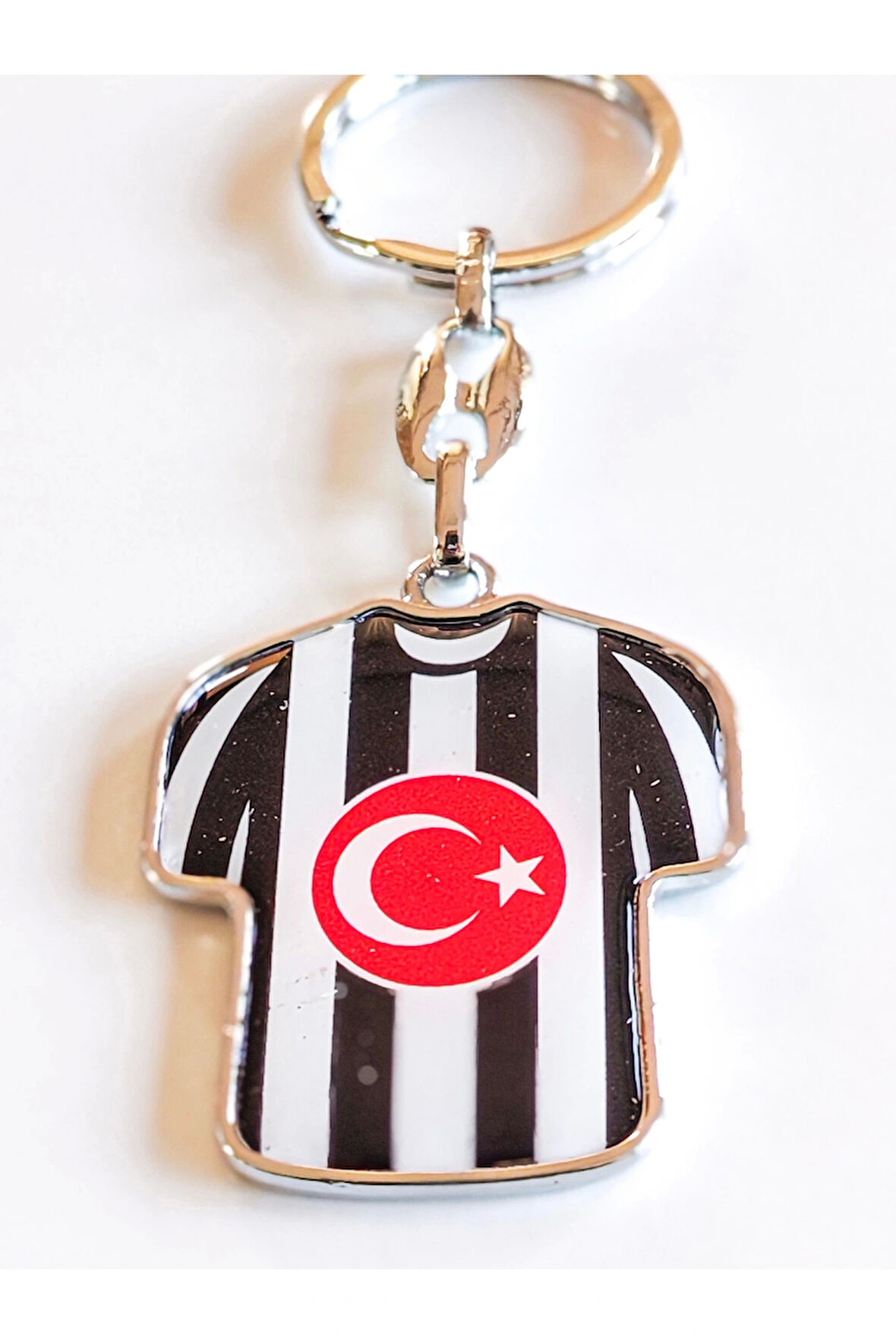 Siyah Beyaz Takım Formalı Metal Anahtarlık