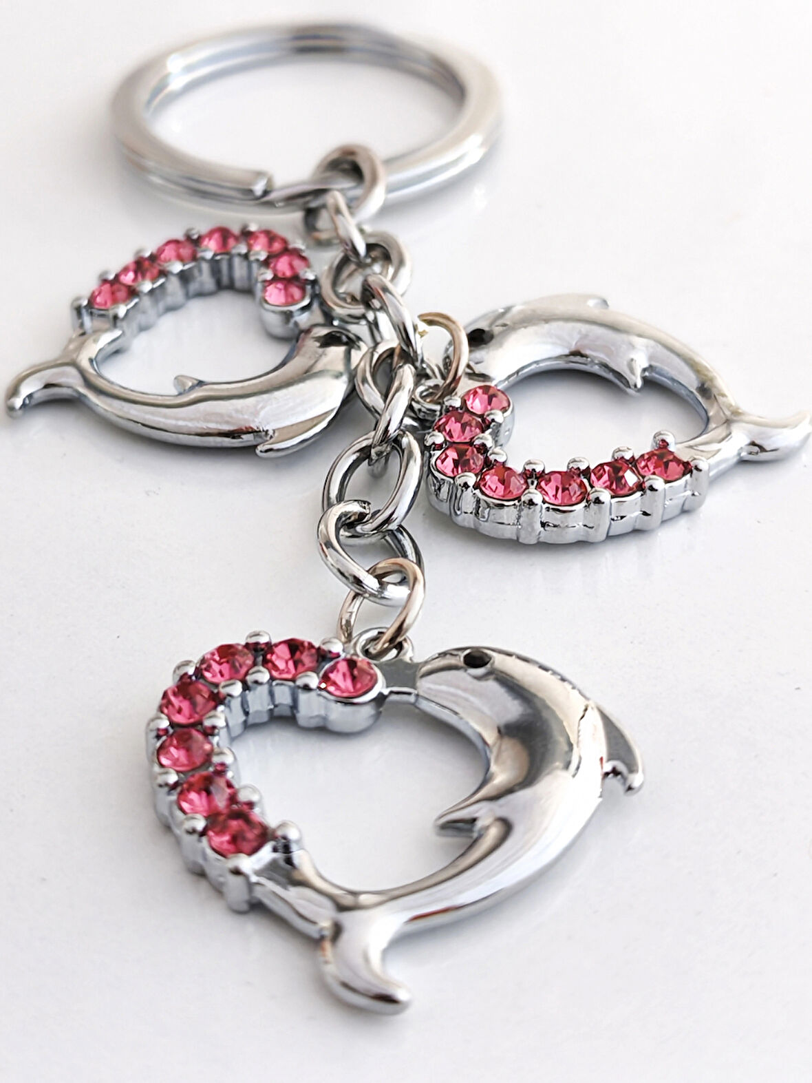 Yunus Balıklı Kalp Şeklinde Üzeri Pembe Taşlı Kalplerden Metal Anahtarlık