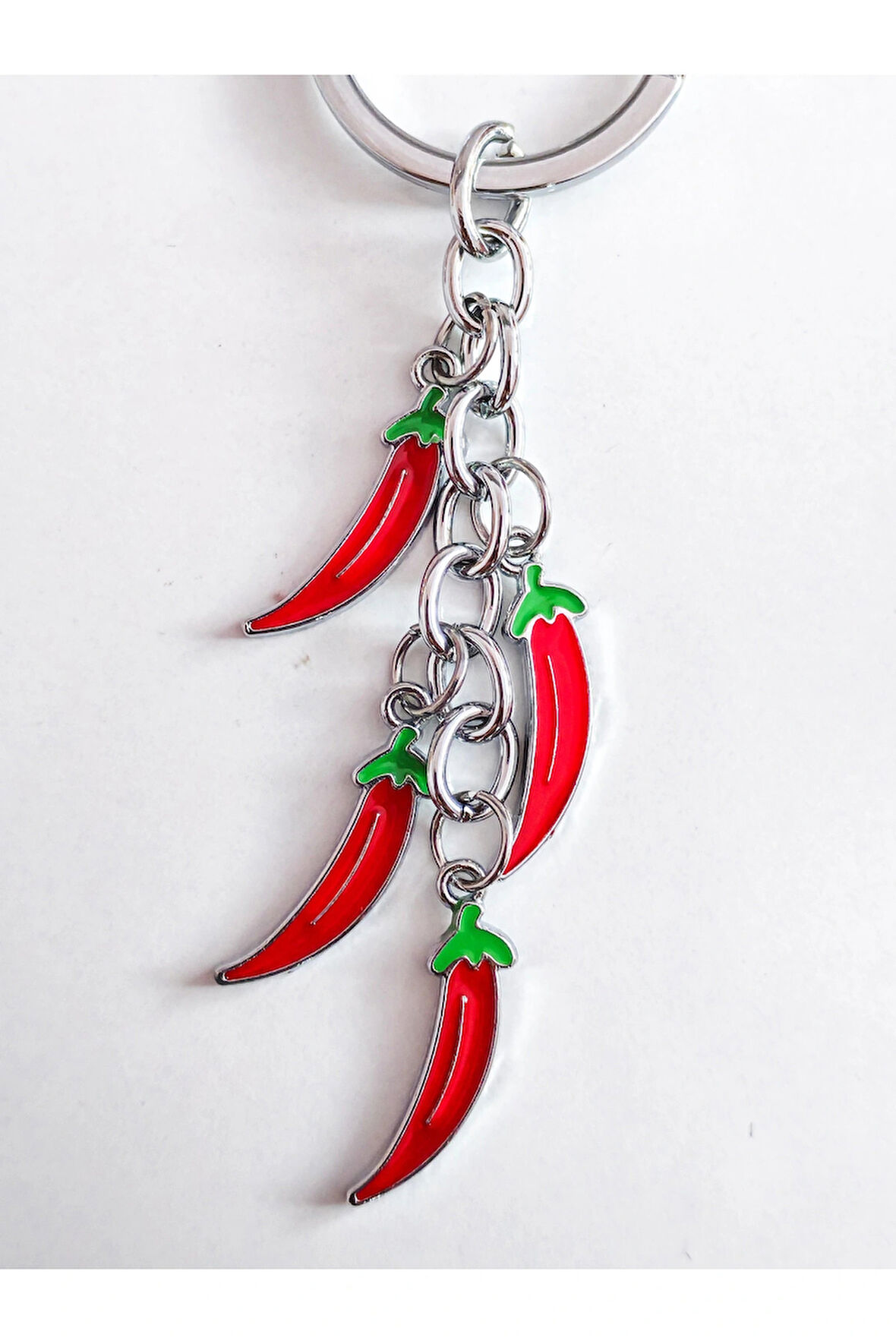 4 Kırmızı Biberden Oluşan Metal Anahtarlık