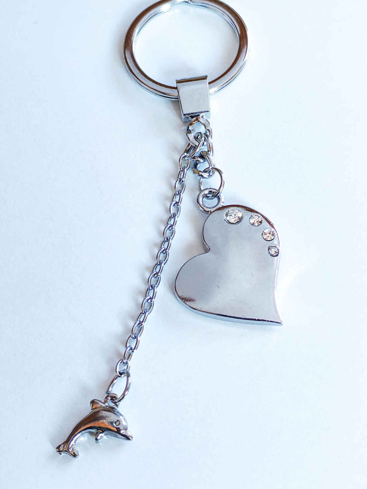 Üzeri Taşlı Kalp ve Zincir Ucunda Yunuslu Metal Anahtarlık