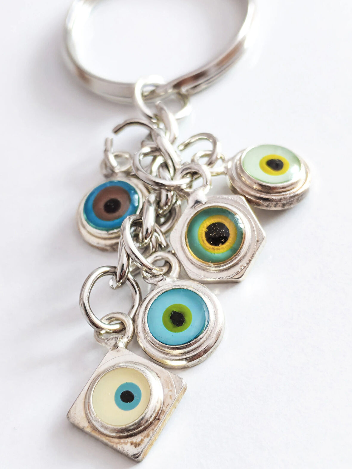 Zincirli Farklı Renklerde Küçük Cam Gözlerden Oluşan Metal Anahtarlık