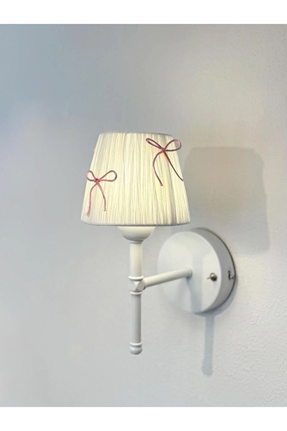 Candy Pembe Fiyonk Kurdele Beyaz Rafya Kablosuz Pilli Duvar Aydınlatması Aplik - Alt Beyaz
