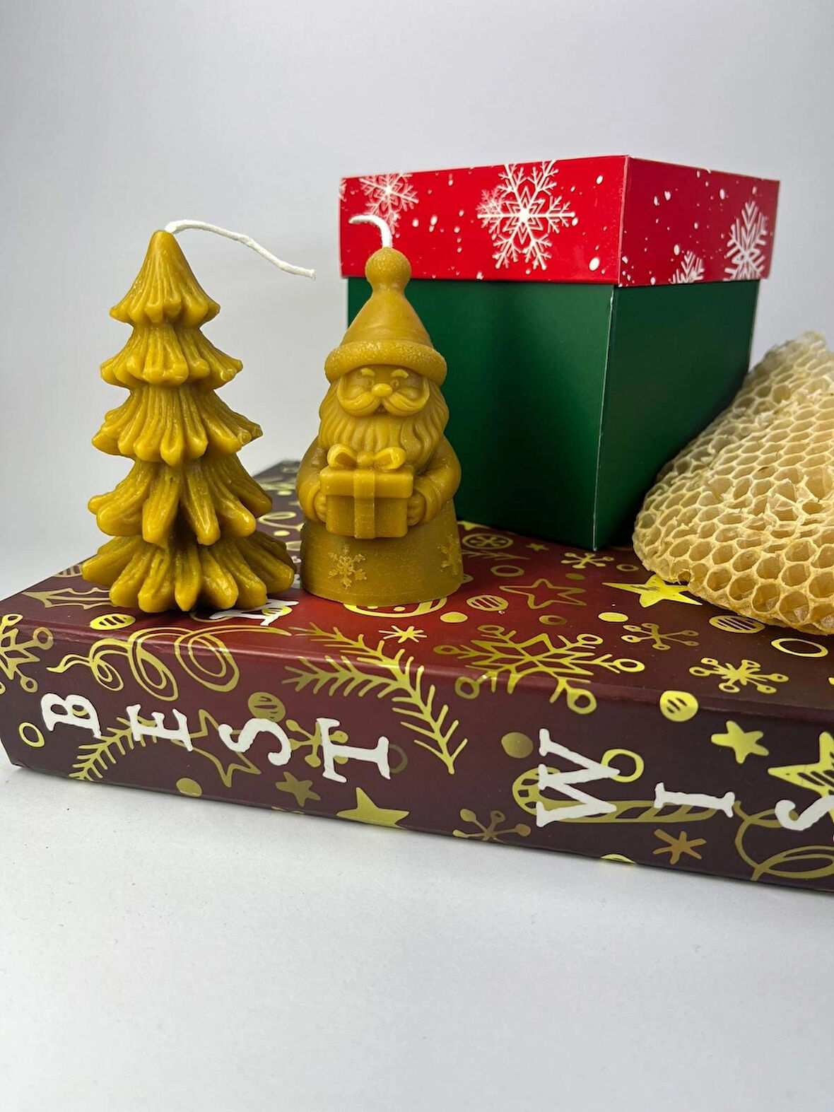 Doğal Balmumu Mum Yılbaşı Konseptli Hediye Kutusu - Apicraft (Noel Baba & Çam Ağacı)