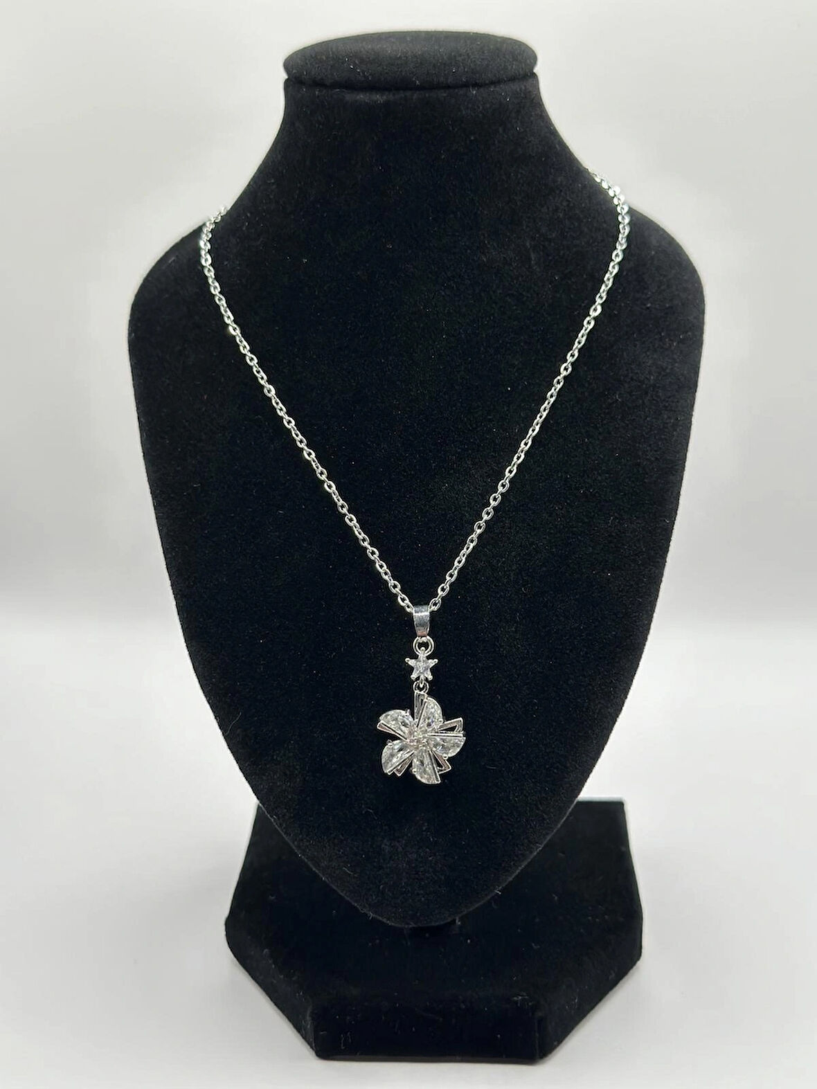 Çelik Çiçek Figürlü Döner Başlıklı Kolye