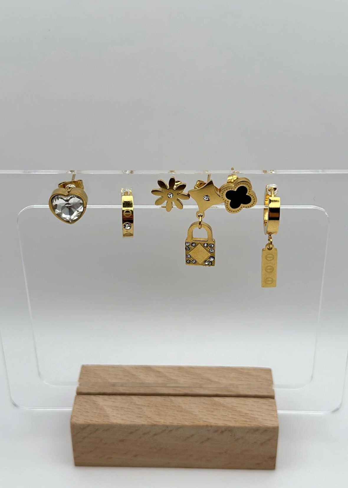 Çelik Anahtarlı Zirkon Taşlı Kalpli 6’Lı Küpe