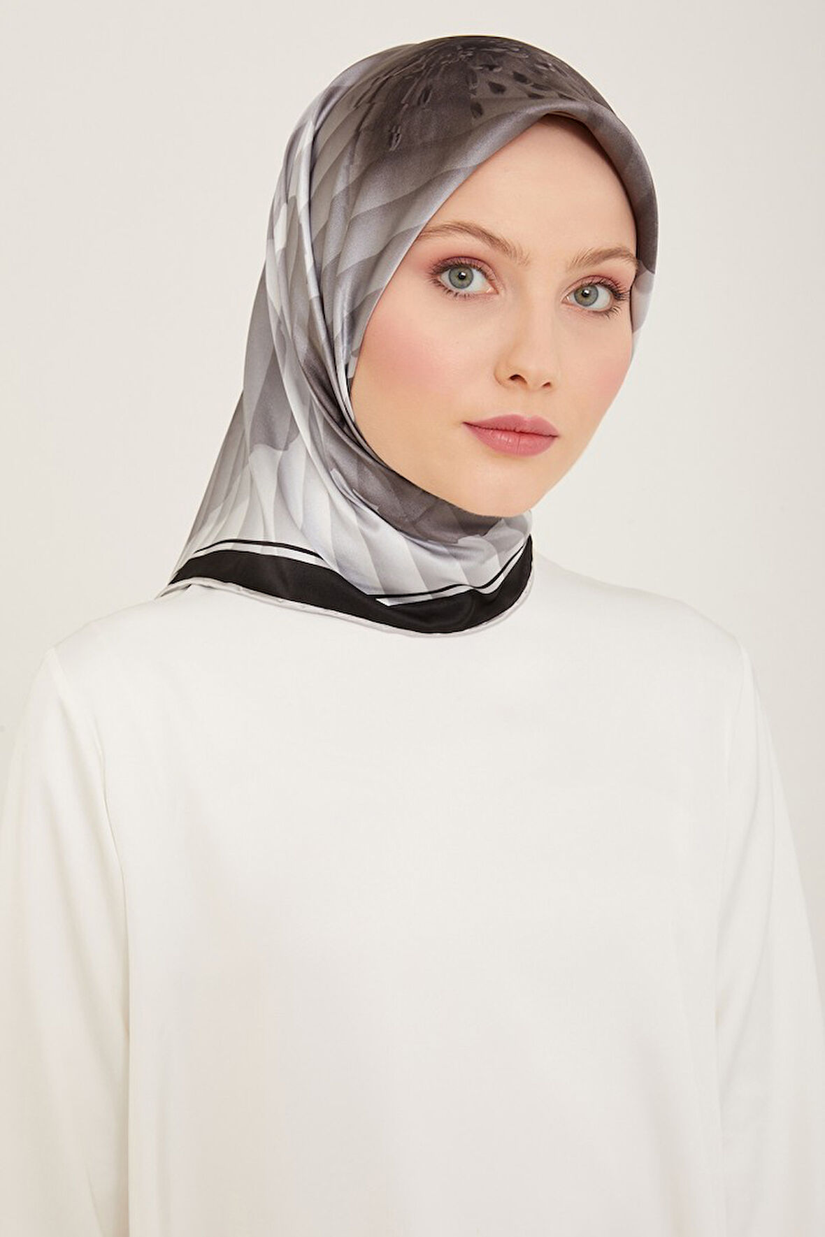 Armine Nostalji Serisi İpek Twill Eşarp 9100D-07