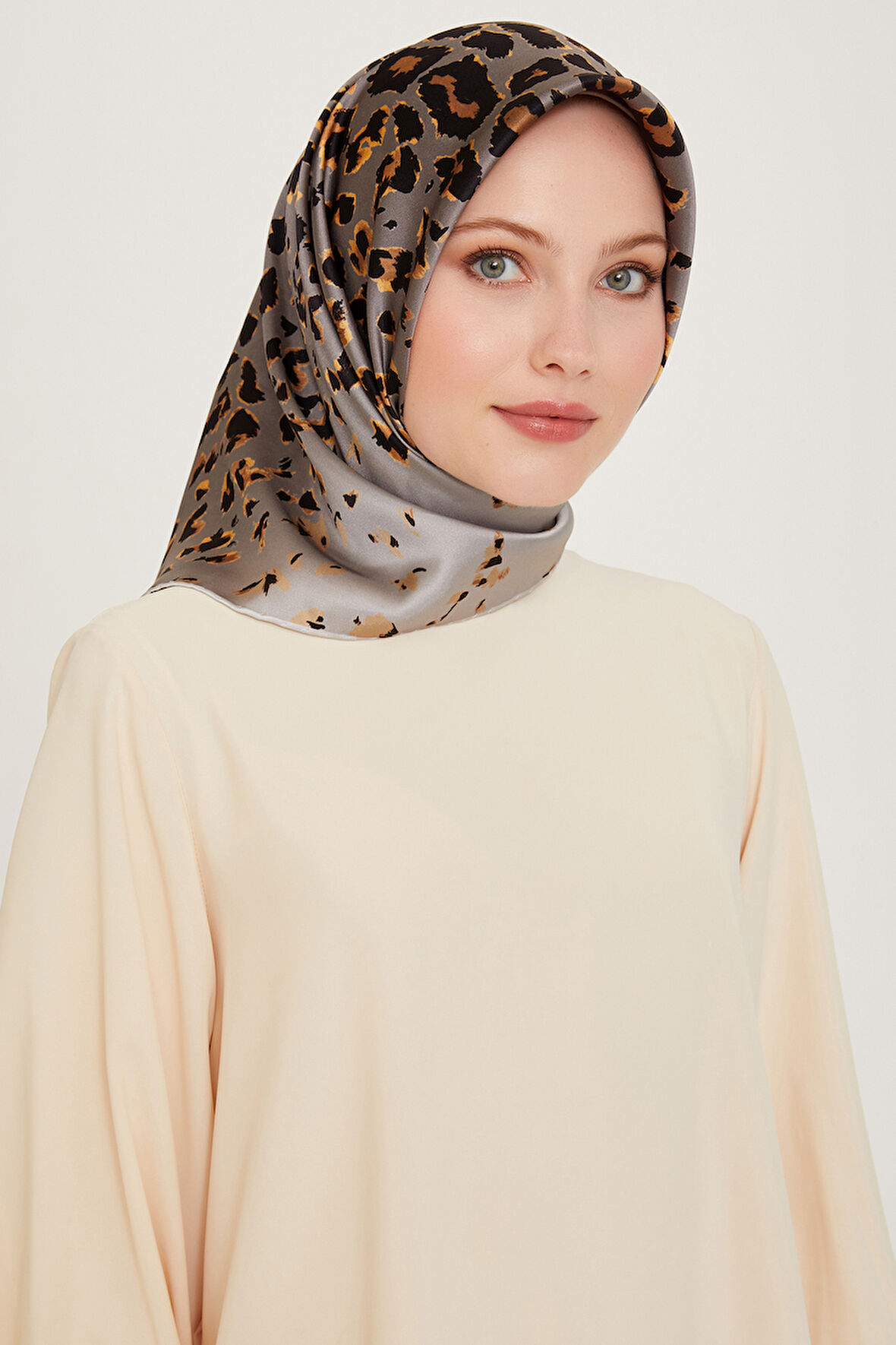 Armine Nostalji Serisi İpek Twill Eşarp 9249D-31