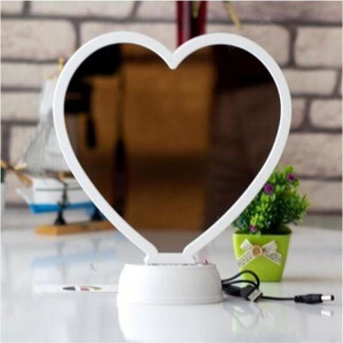 Beyaz Led Işıklı Kalp Şeklinde Sihirli Ayna