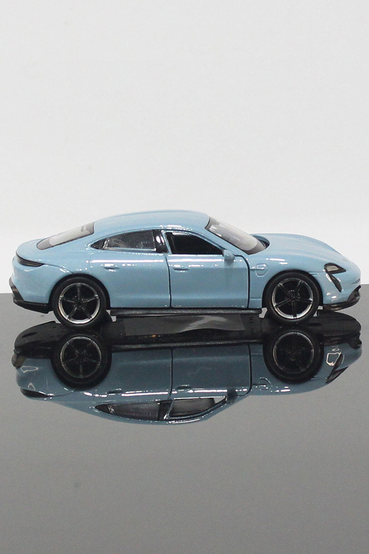 Porsche Taycan Turbo S Model Çek Bırak Araba 11 cm Mavi