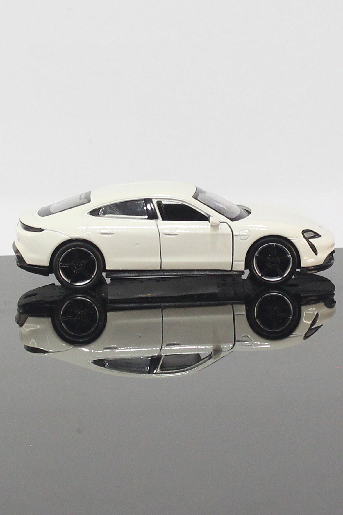 Porsche Taycan Turbo S Model Çek Bırak Araba 11 cm Beyaz