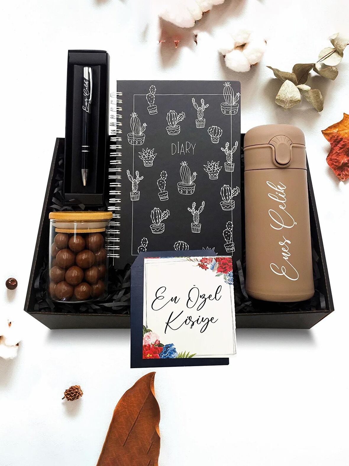 Kişiye Özel Cam Matara & Telli Defter & Siyah Kalem & Bambu Kapaklı Kavanozda Draje Hediye Seti