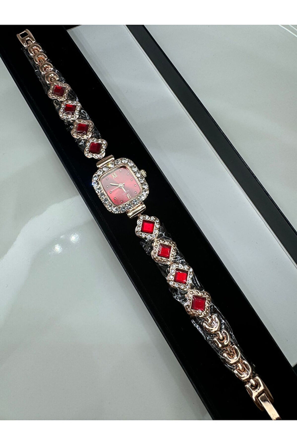 Yonca Model Zirkon Taşlı Vintage Saat