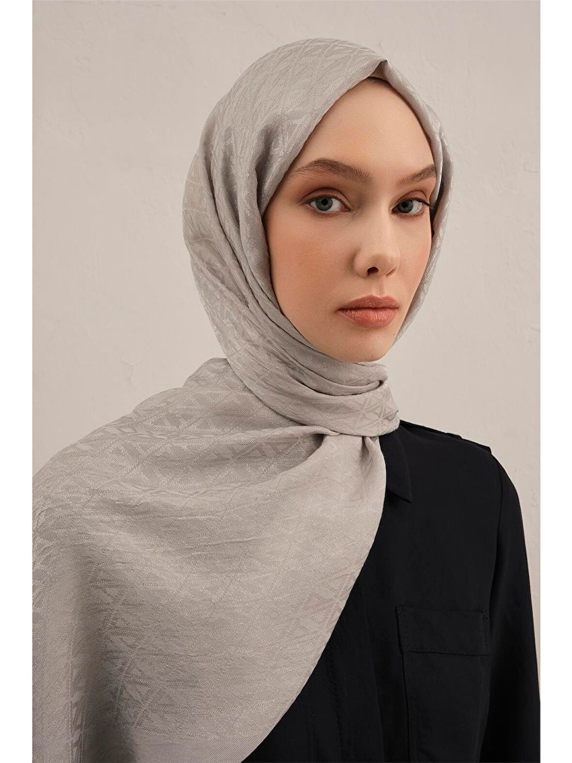 Lyocell Naia Üçgen Monogram Şal 5