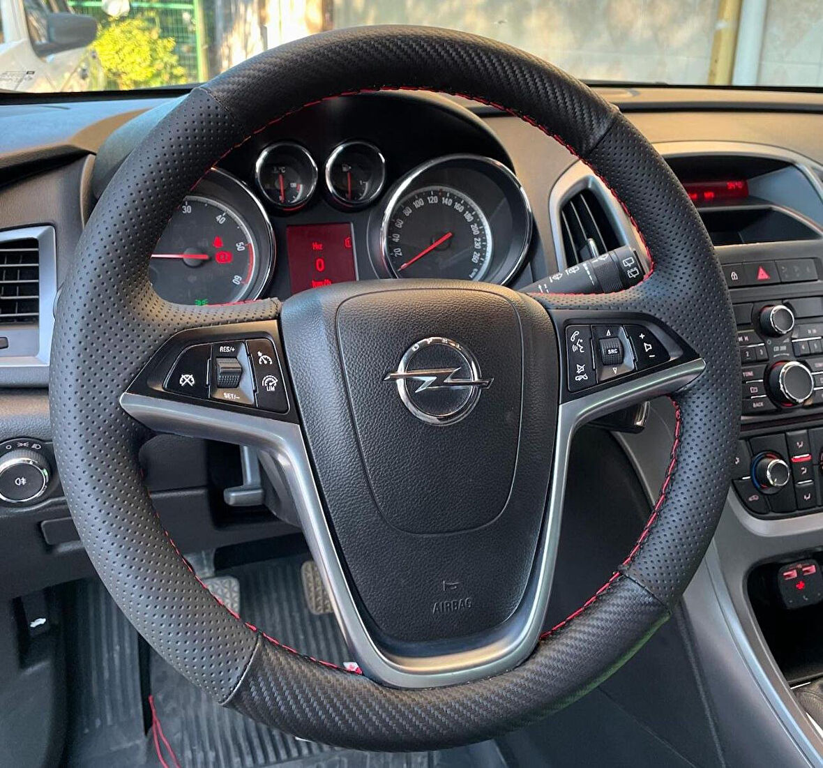 OPEL ASTRA J ARACA ÖZEL DİKMELİ DİREKSİYON KILIFI(PLASTİK DİREKSİYON)KIRMIZI İPLİ