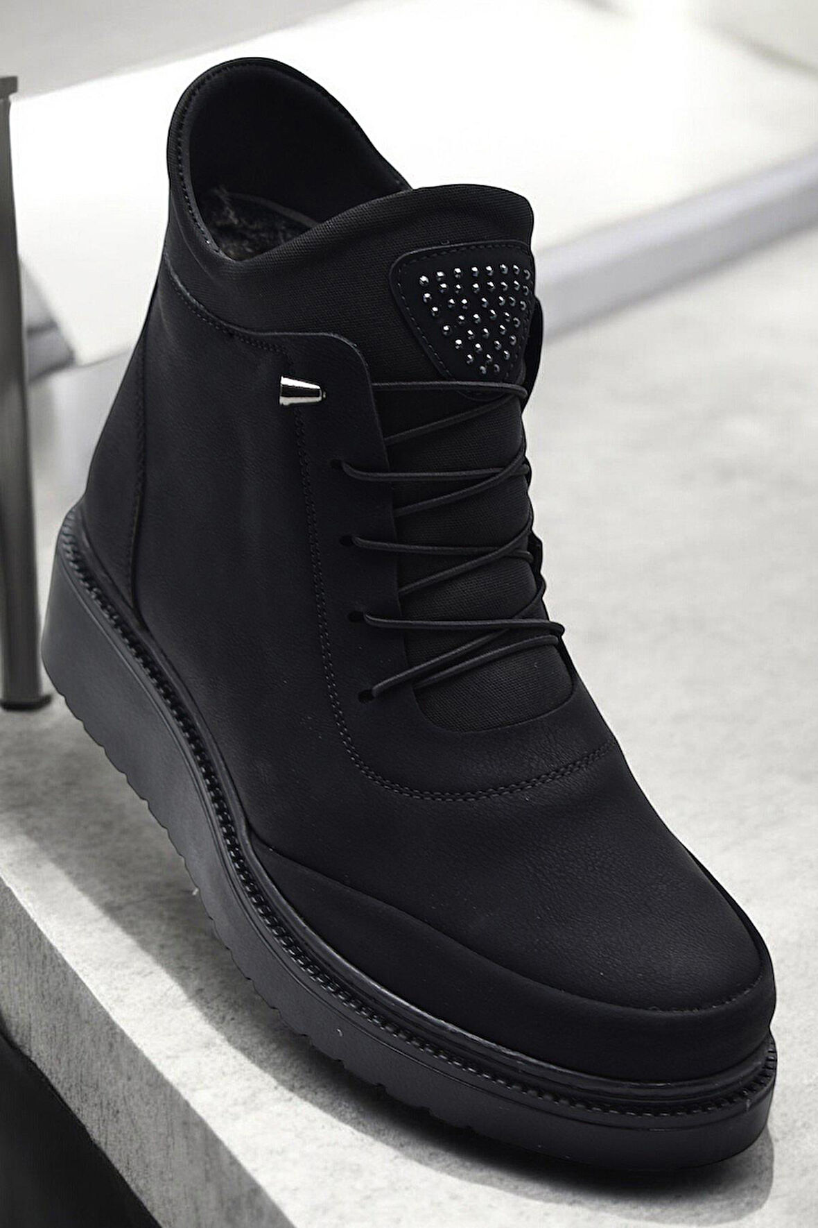 211 Zümrüt  Ortopedik Taban Lastik Bağcıklı Fermuarlı İçi Kürklü Siyah Kadın Bot Ayakkabı