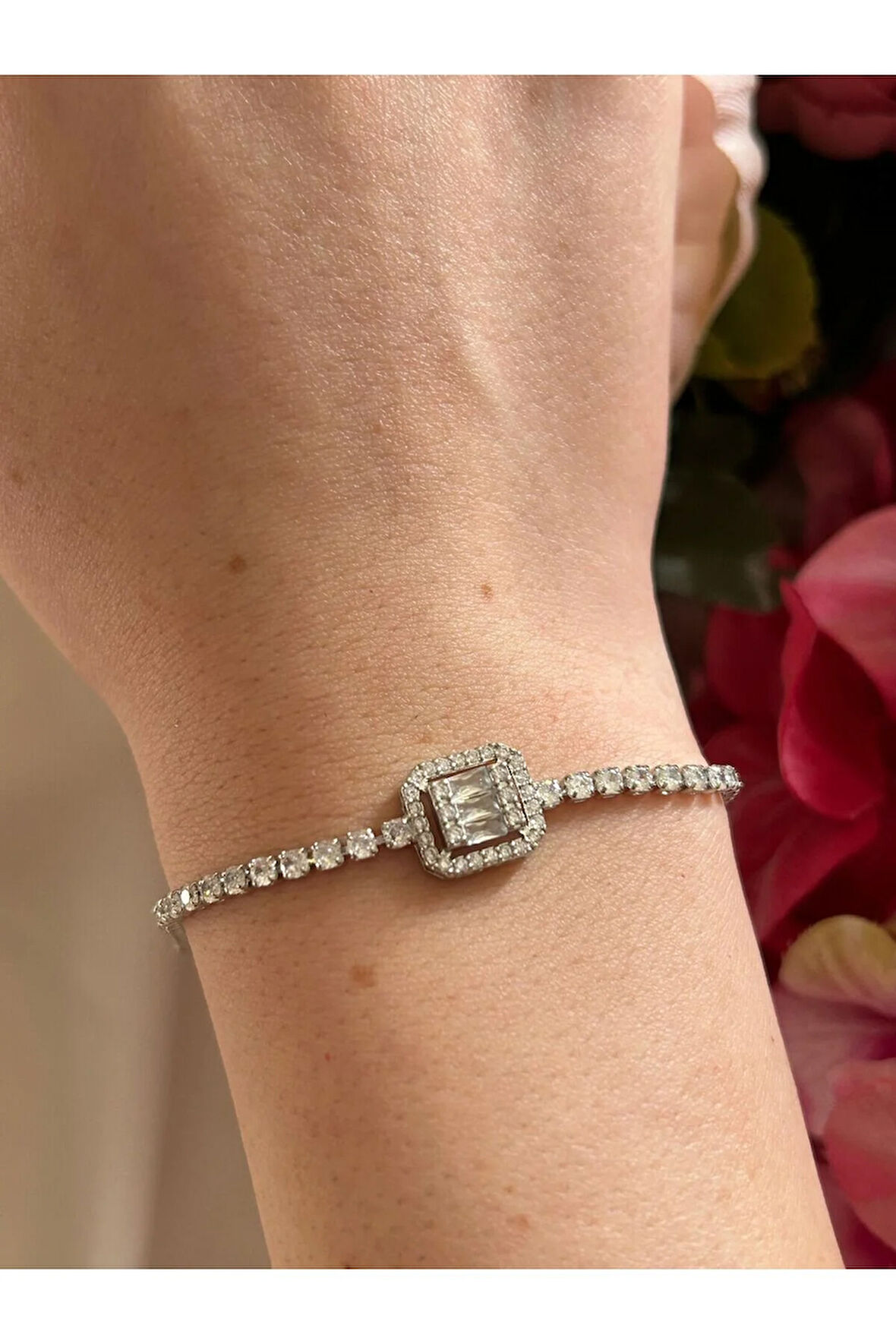 Taş Detaylı Göz Bileklik