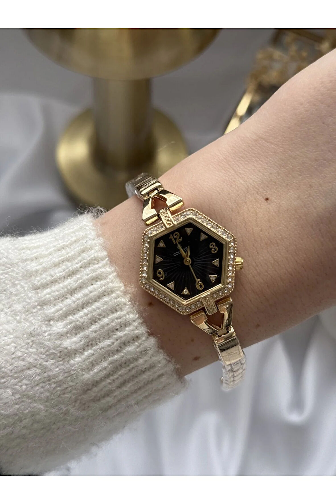 Siyah Cam Detaylı Saat