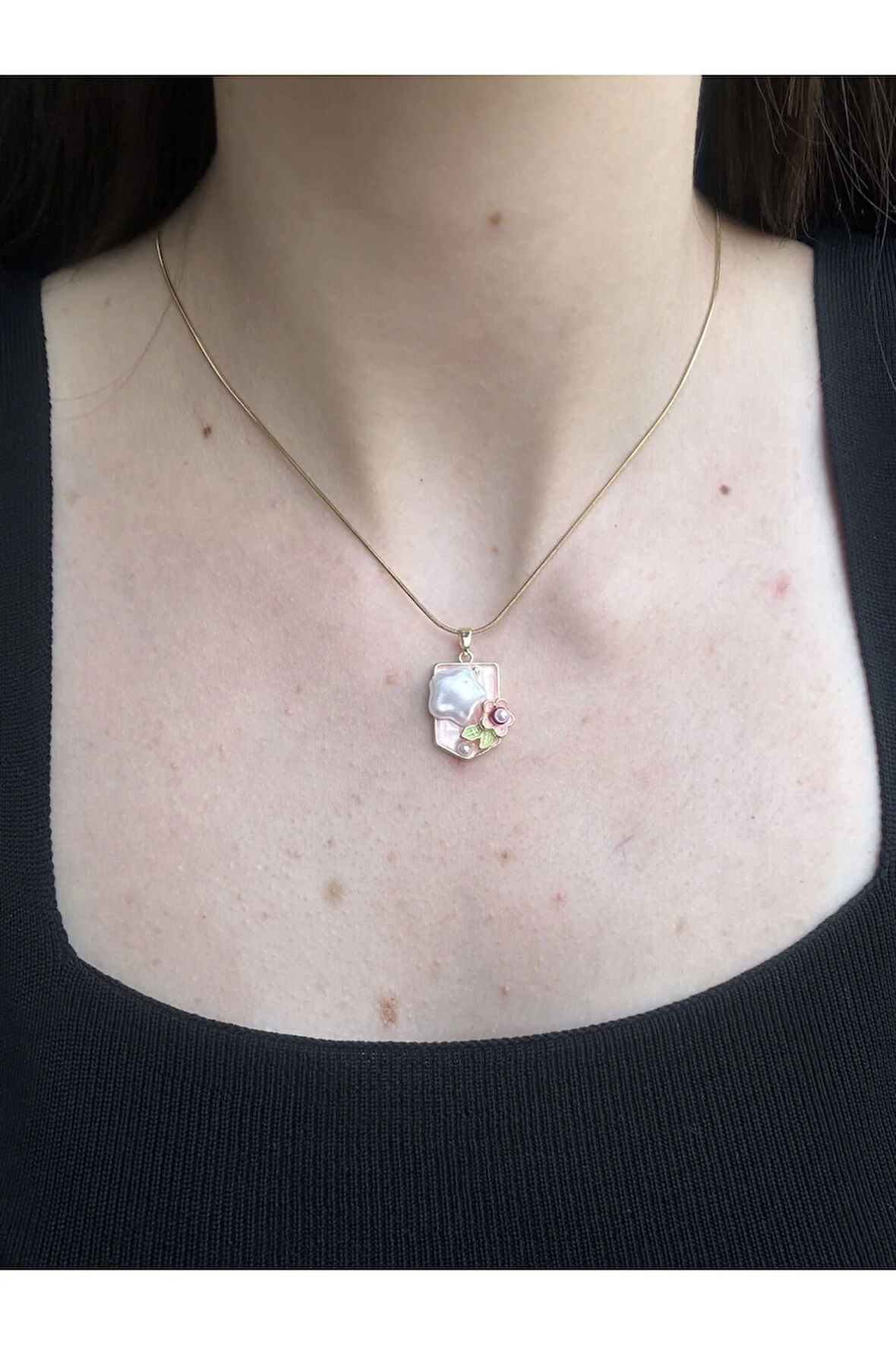 Pembe Detaylı Gold Sanat Kolye