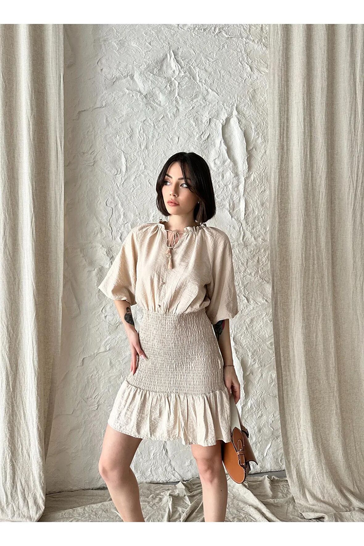 Düğme aksesuarlı mini elbise