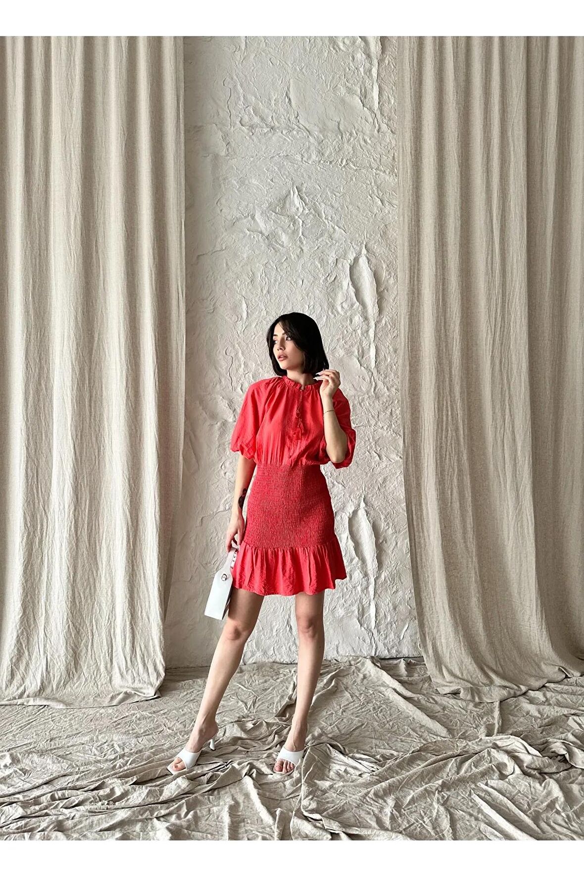 Düğme aksesuarlı mini elbise