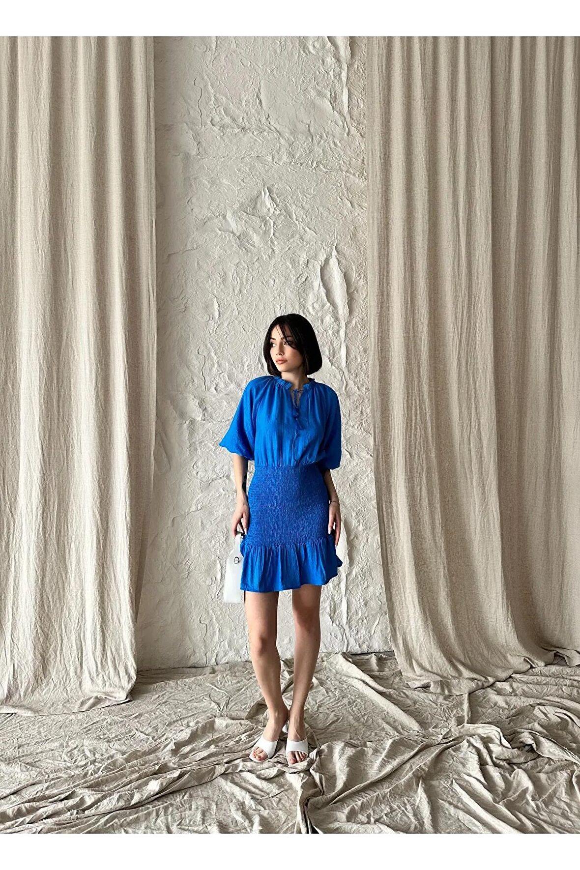 Düğme aksesuarlı mini elbise