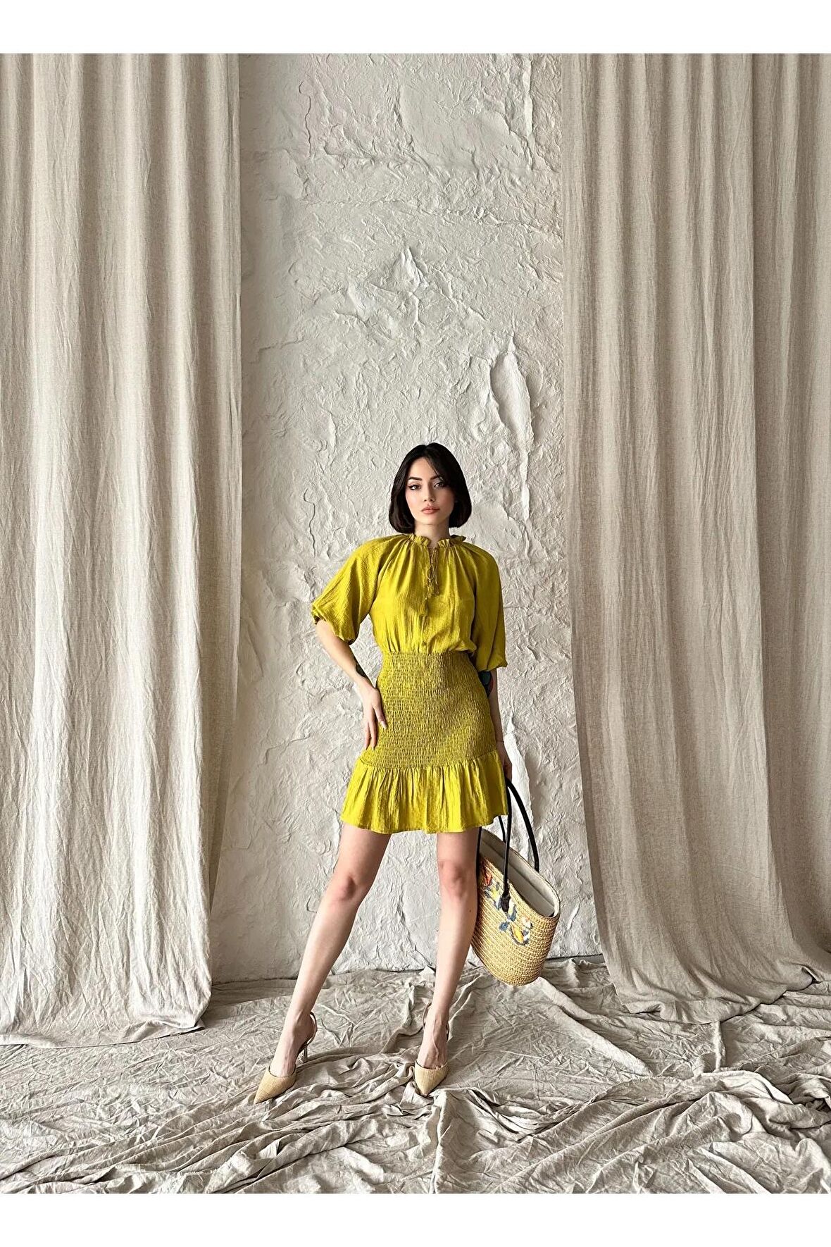 Düğme aksesuarlı mini elbise