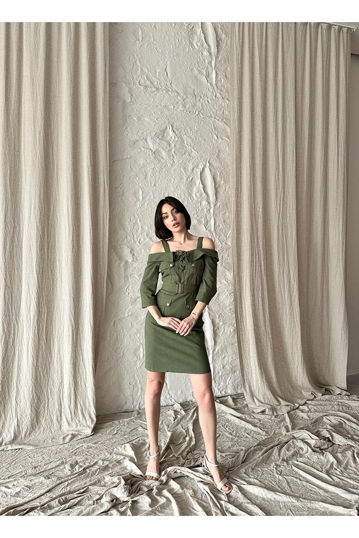 Mini madonna yaka kemer ve bağcık detayla keten elbise