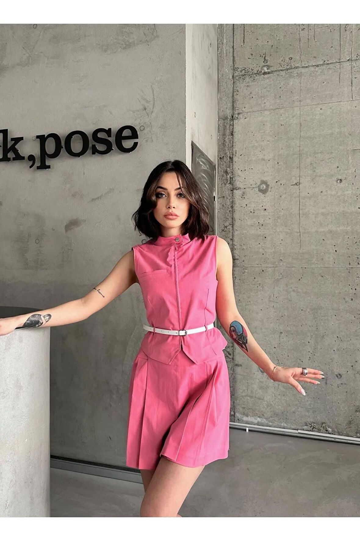 Kontrast ince kemerli önü toka detaylı, vücuda oturan ikili takım