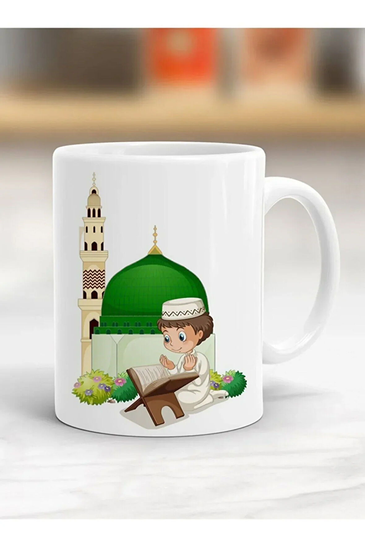 Beyaz Kuran Okuyan Baskılı Kupa Bardak