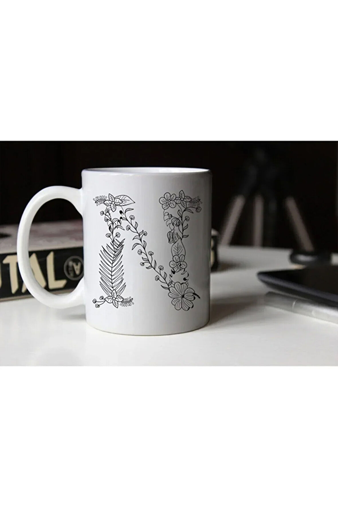 Özel Tasarım Siyah Beyaz Çiçekli N Harfi Baskılı Porselen Kupa Tfs