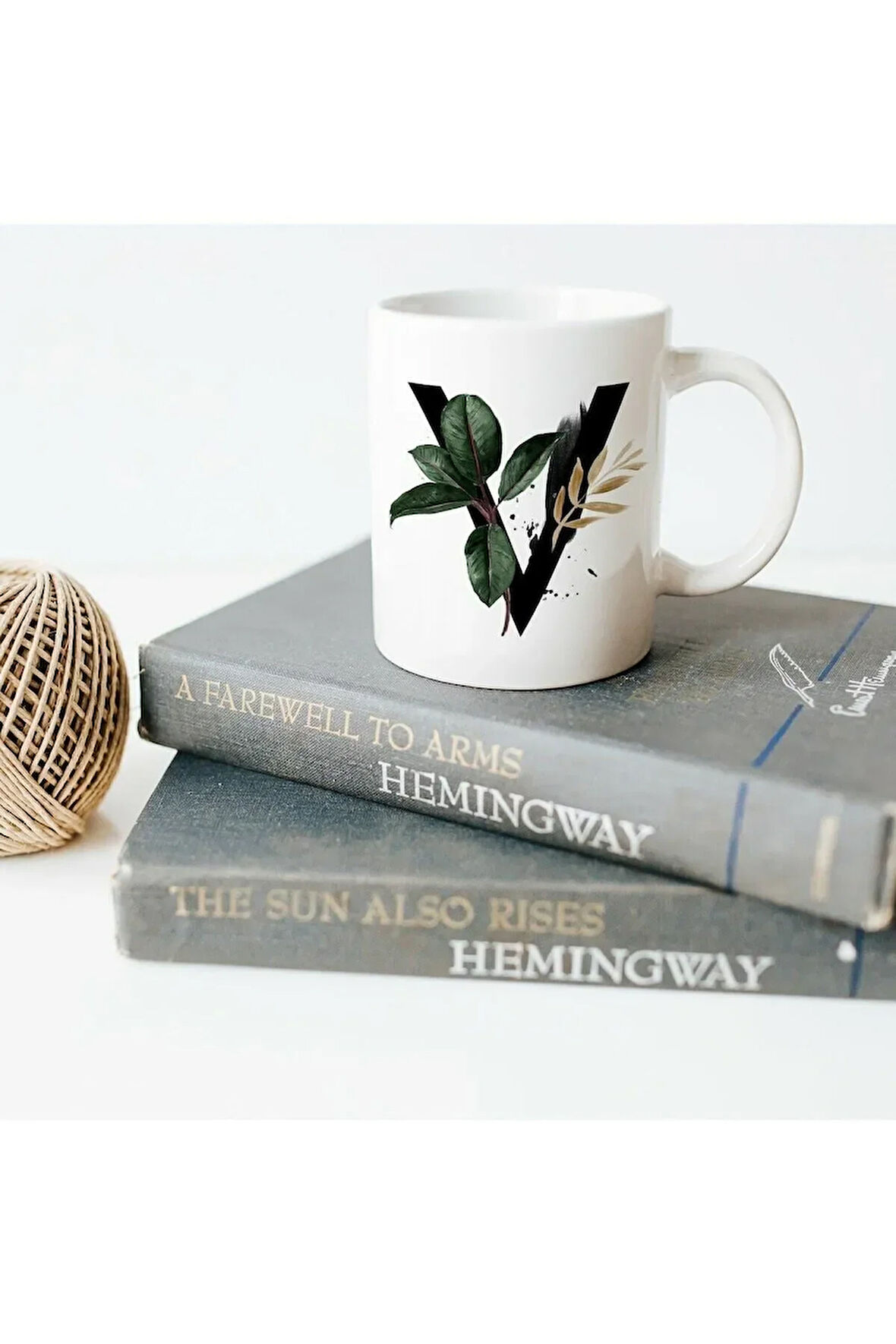 V Baş Harfine Özel Çiçek Tasarımlı Porselen Kupa Bardak