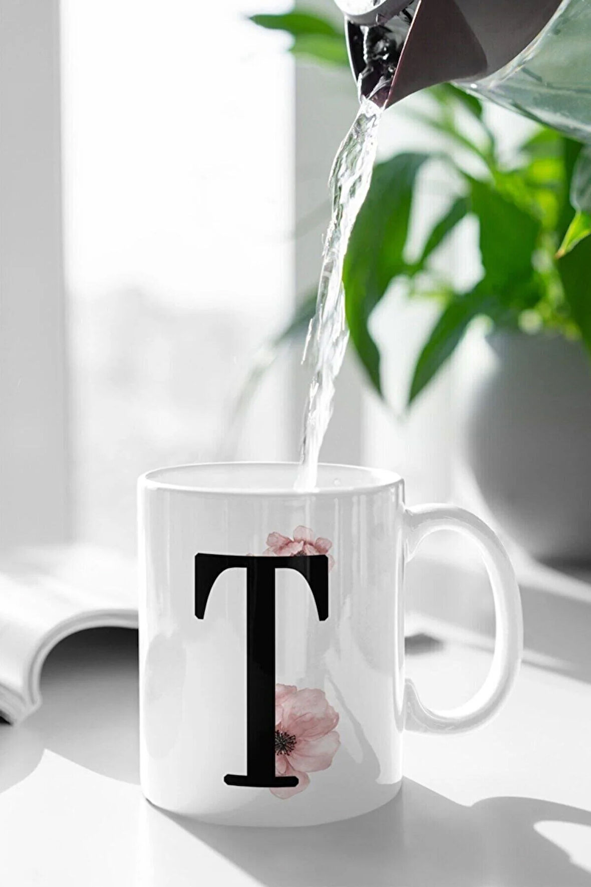 T Harfi Pembe Çiçek Baskılı Kupa Beyaz