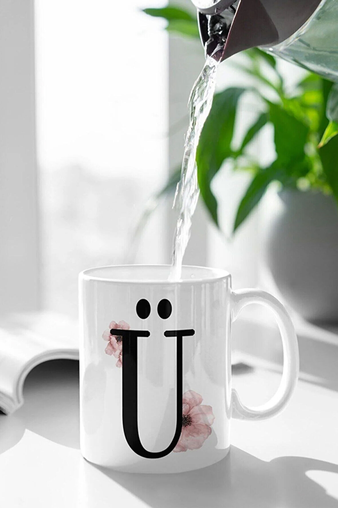 Ü Harfi Pembe Çiçek Baskılı Kupa Beyaz