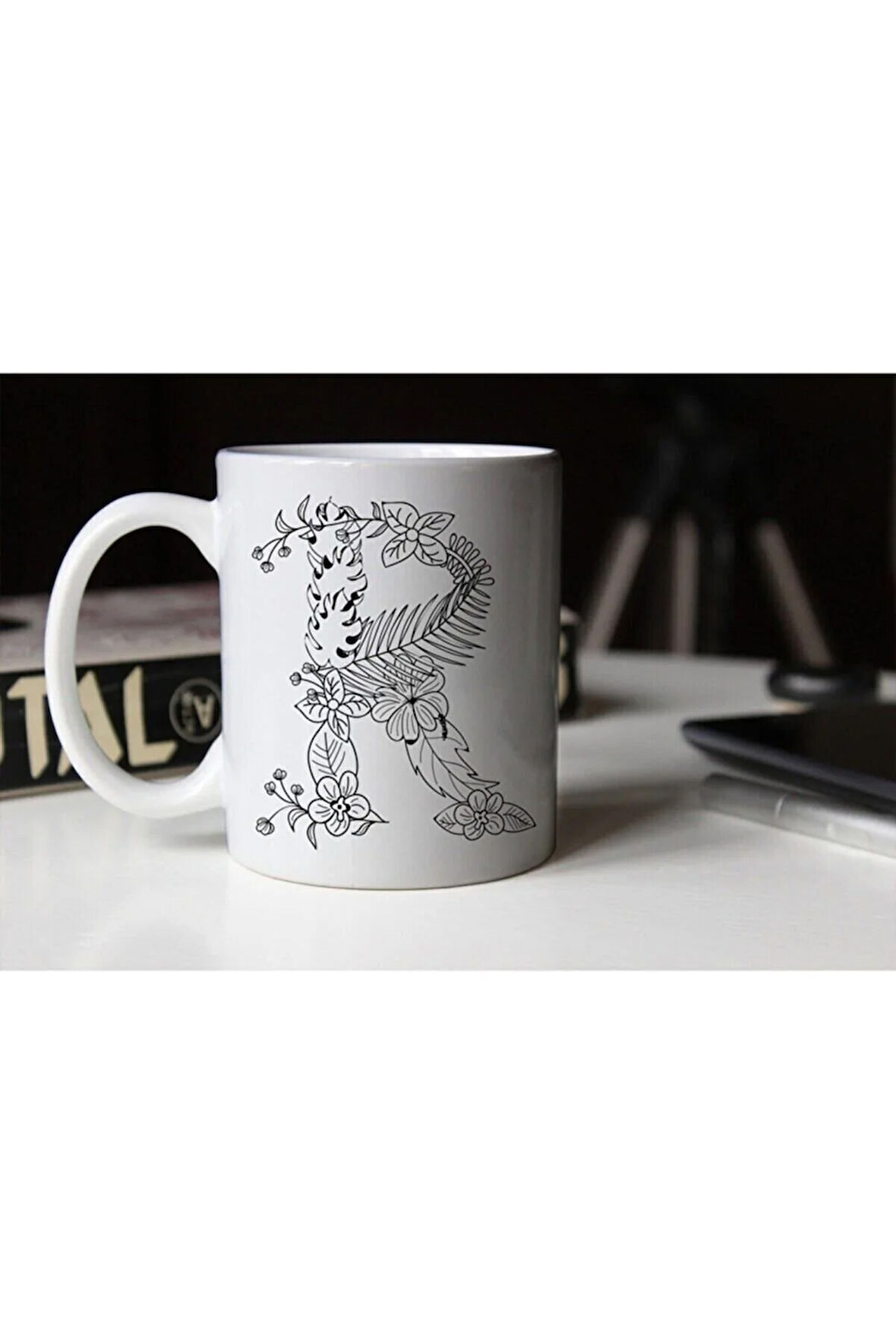 Özel Tasarım Siyah Beyaz Çiçekli R Harfi Baskılı Porselen Kupa Tfs