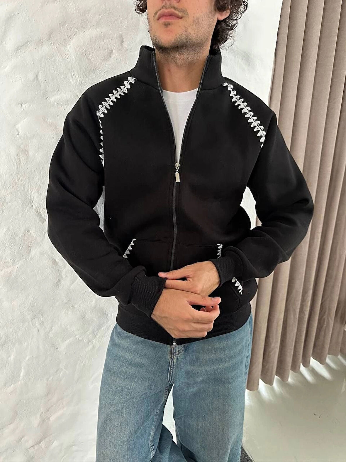 Erkek Oversize Dik Yaka Fermuarlı Sweatshirt - Zincir Nakışli Kanguru Cepli - Siyah
