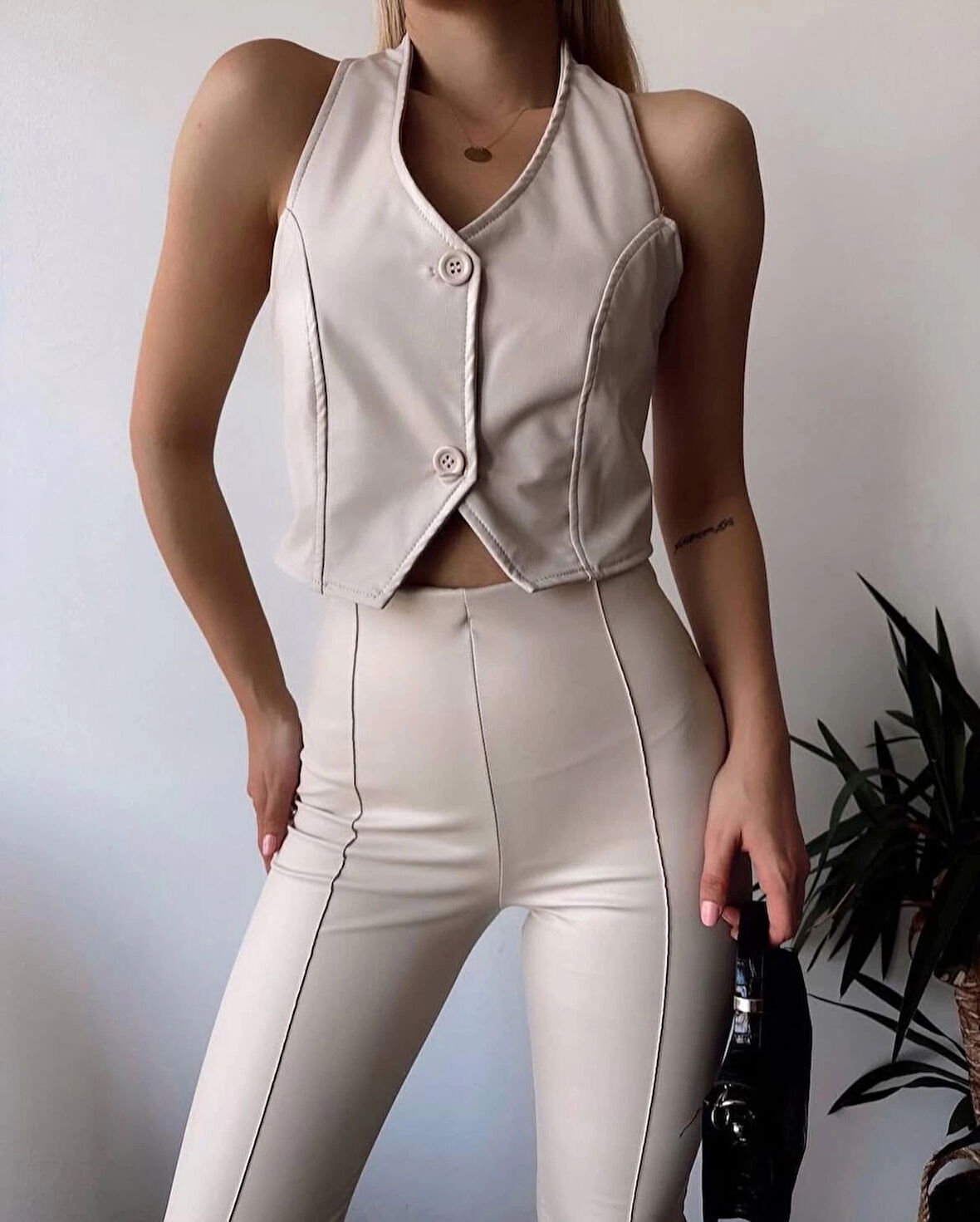 İki düğmeli deri yelek krem s243001