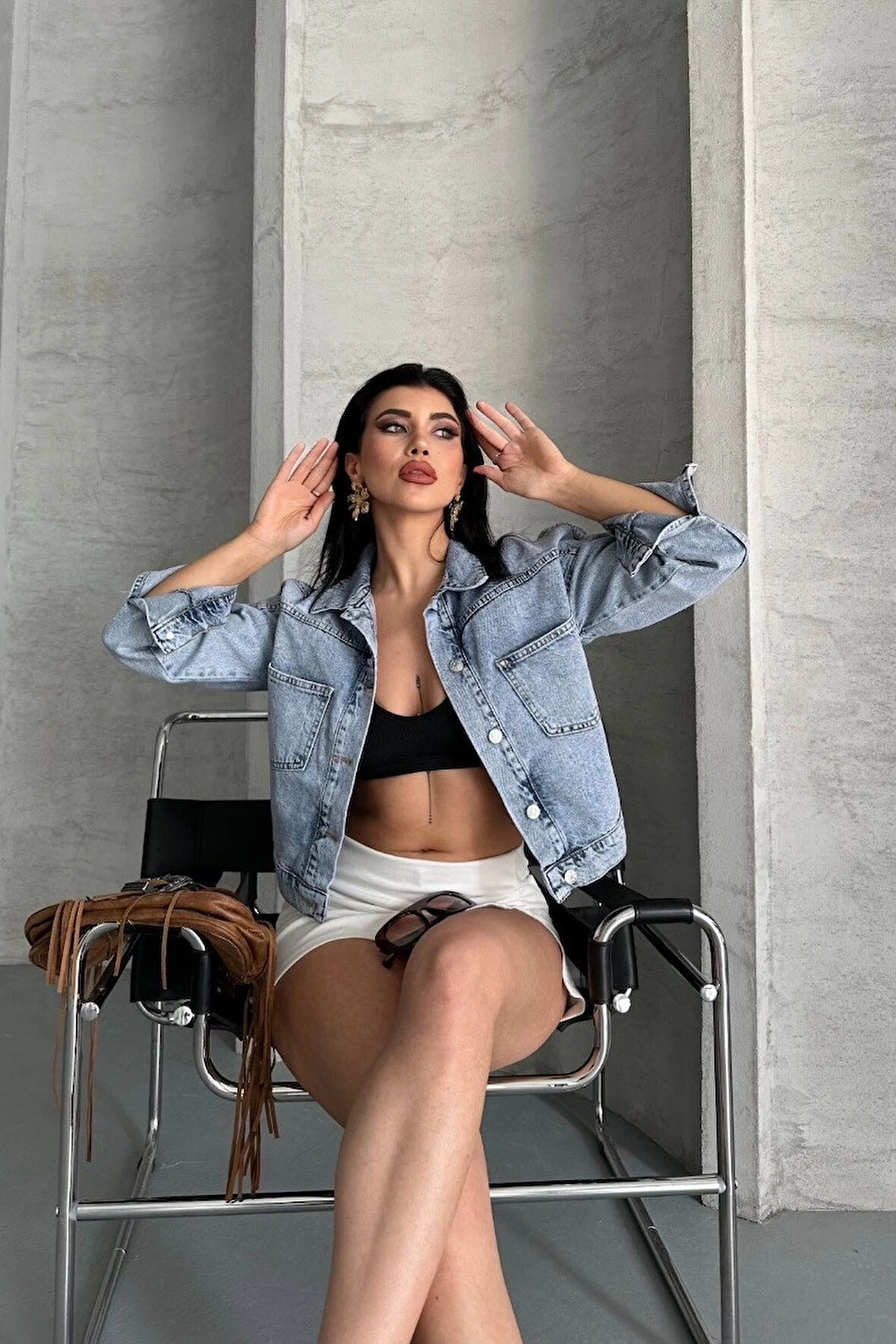 Çift cepli kol katlamalı kar yıkama crop kot ceket buz mavi d2000