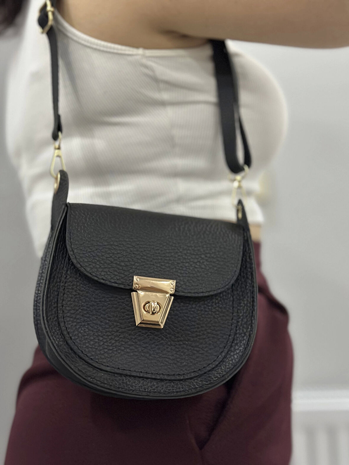 Klasik kapaklı siyah cilt çanta